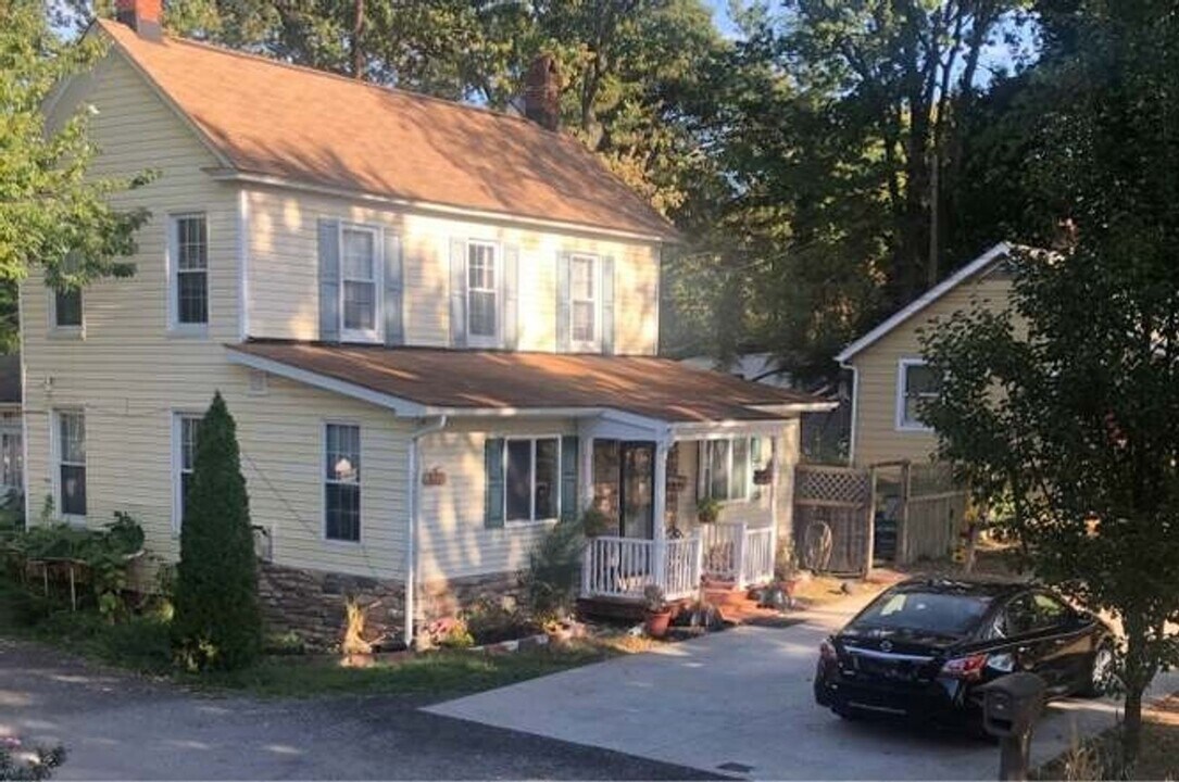 302 S Camp Meade Rd in Linthicum Heights, MD - Foto de edificio