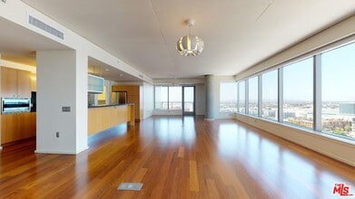 1155 S Grand Ave in Los Angeles, CA - Building Photo - Building Photo
