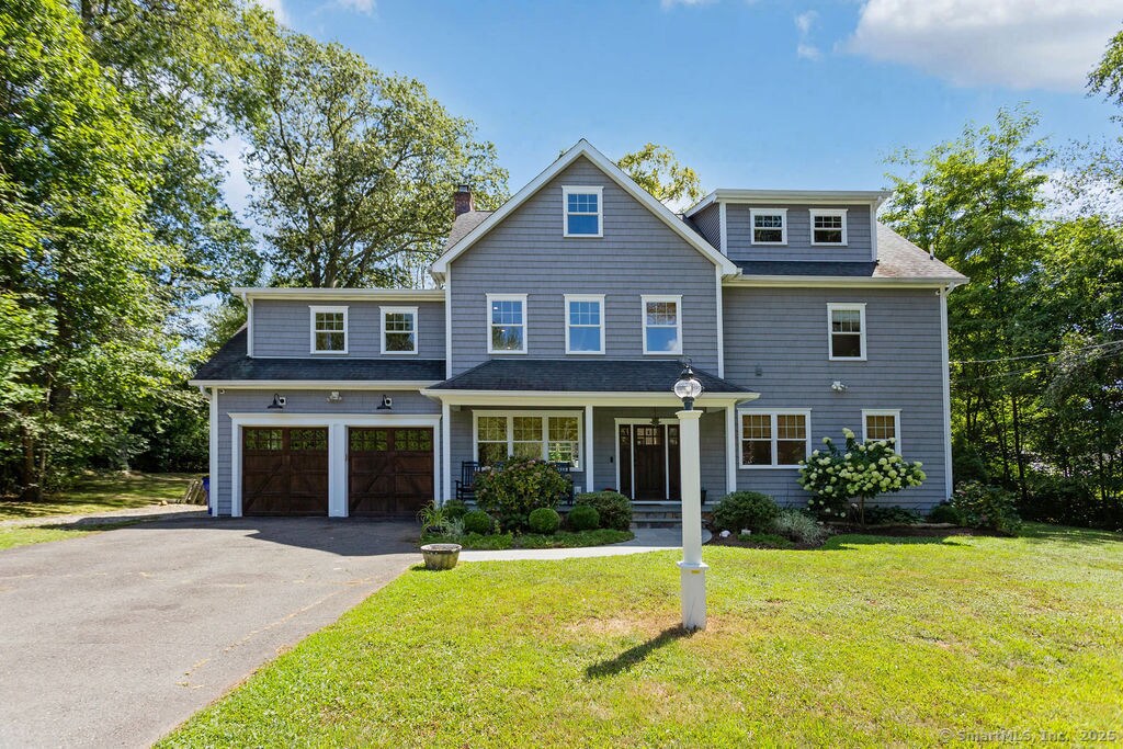 121 Woodland Rd in Fairfield, CT - Building Photo