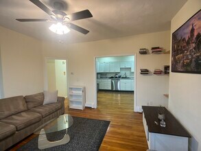 122 Day St, Unit 3 in Boston, MA - Foto de edificio - Building Photo