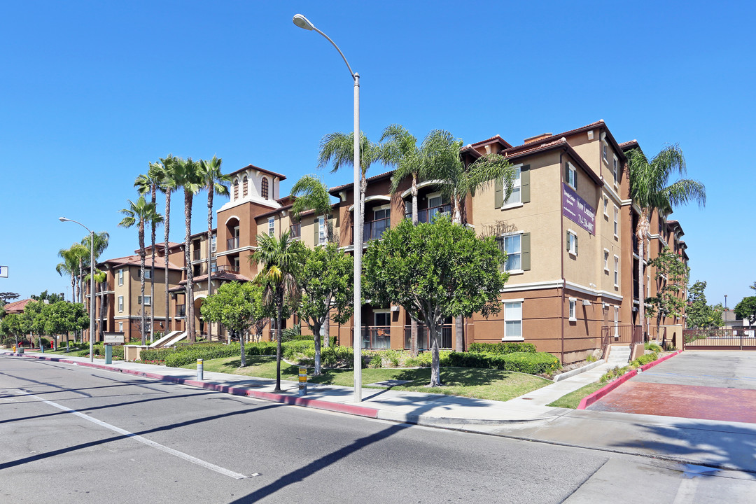 Dorado Senior Apartments in Buena Park, CA - Foto de edificio