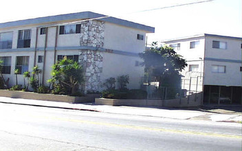 Redwood Terrace in San Diego, CA - Building Photo - Building Photo