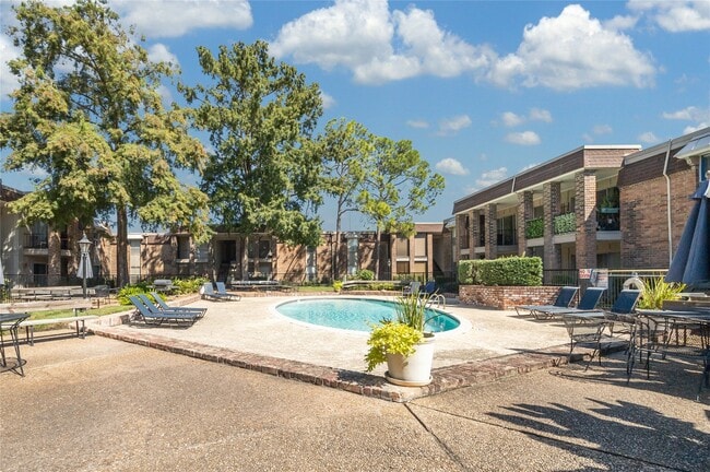 property at 7555 Katy Fwy