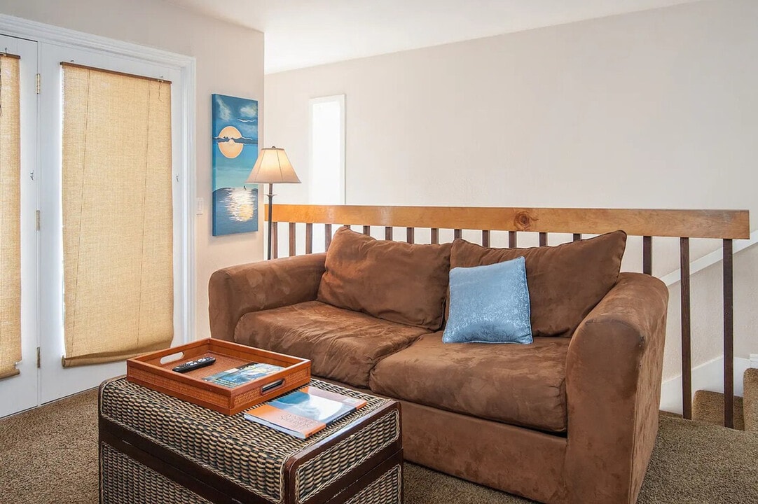 1574 Lorraine Dr in Encinitas, CA - Building Photo