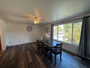225 Kashmir Ct SE in Salem, OR - Foto de edificio - Building Photo