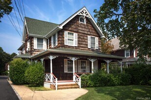 82 Park Ave in Amityville, NY - Building Photo