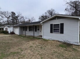 1126 Barbara Ann Dr in Jackson, MS - Building Photo