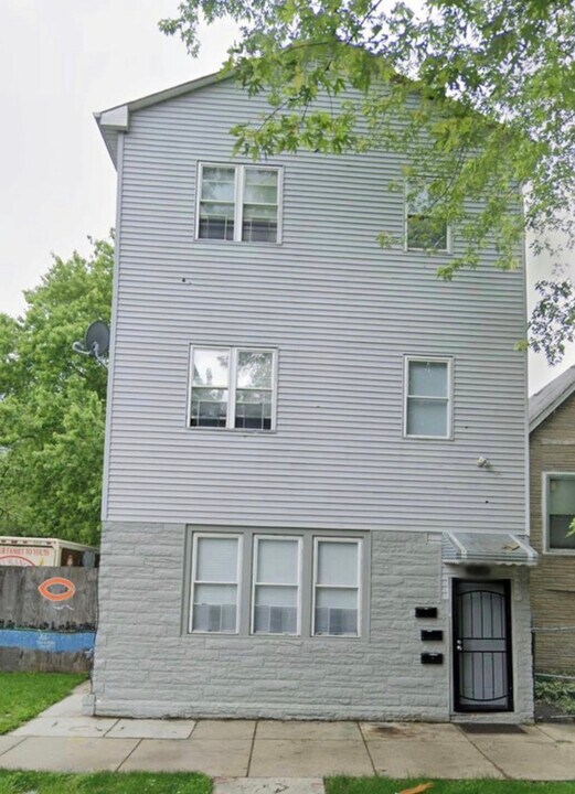 8134 S Muskegon Ave in Chicago, IL - Building Photo