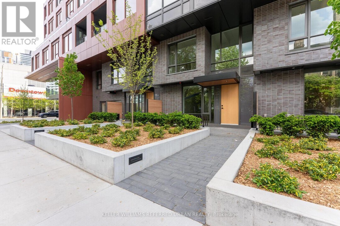 28-TH128 Eastern Ave in Toronto, ON - Building Photo