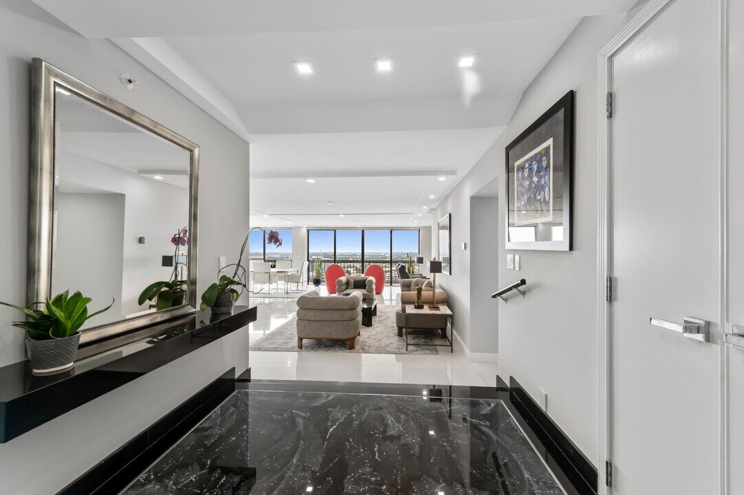 1900 Consulate Pl in West Palm Beach, FL - Building Photo