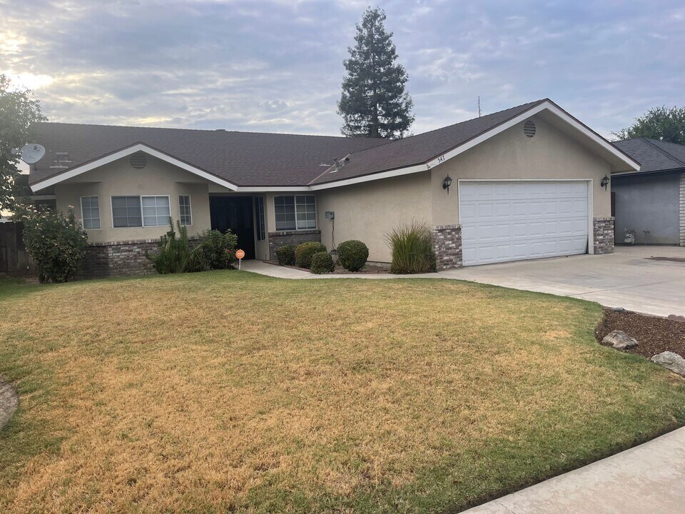 547 Mathew St in Porterville, CA - Building Photo
