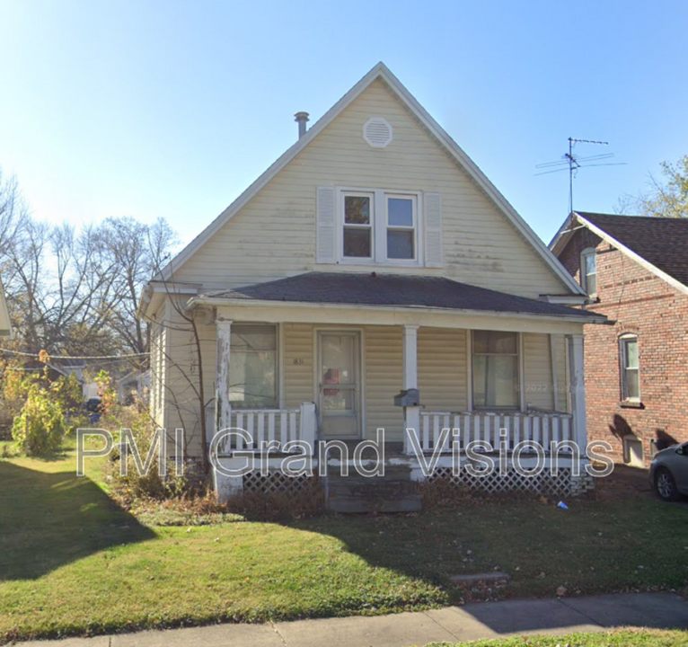 1831 E Johns Ave in Decatur, IL - Building Photo
