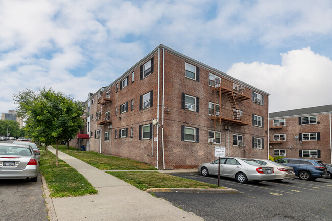 11101 66th Rd in Forest Hills, NY - Foto de edificio - Building Photo