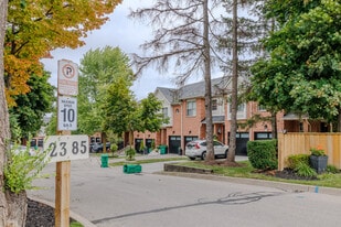 2385 Fifth Line W in Mississauga, ON - Building Photo