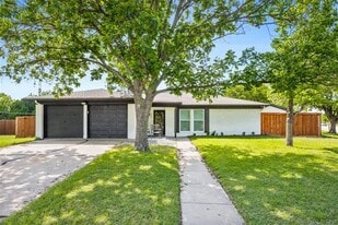 500 Hilldale Rd in Aledo, TX - Building Photo