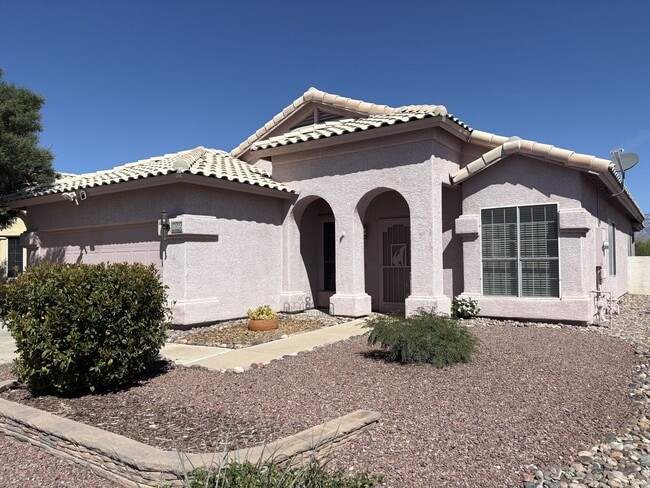 10065 E English Woods Rd in Tucson, AZ - Building Photo - Building Photo