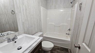 2204 E Lockwood St in Wichita, KS - Building Photo - Building Photo