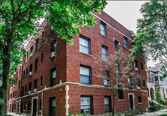 property at 925 W Schubert Ave