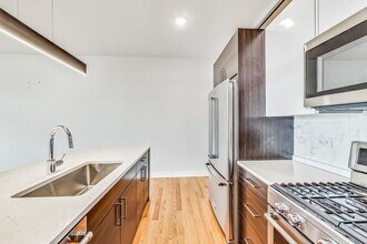 1641 W Grand Ave, Unit 304 in Chicago, IL - Foto de edificio - Building Photo