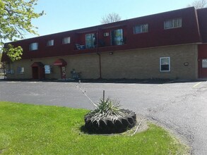 106 E Schoolhouse Rd in Yorkville, IL - Building Photo - Building Photo