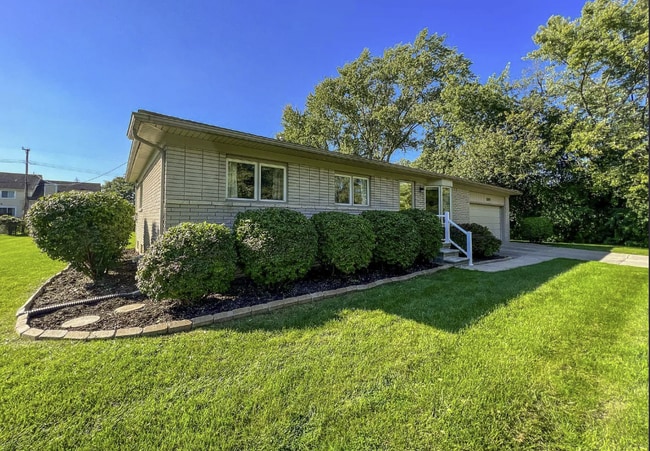 23959 Springbrook Dr in Farmington Hills, MI - Building Photo - Building Photo