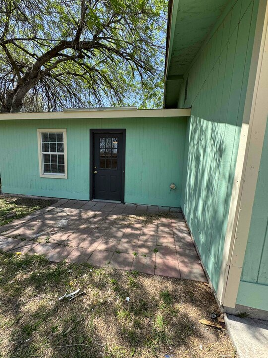 610 Fenfield Ave in San Antonio, TX - Building Photo