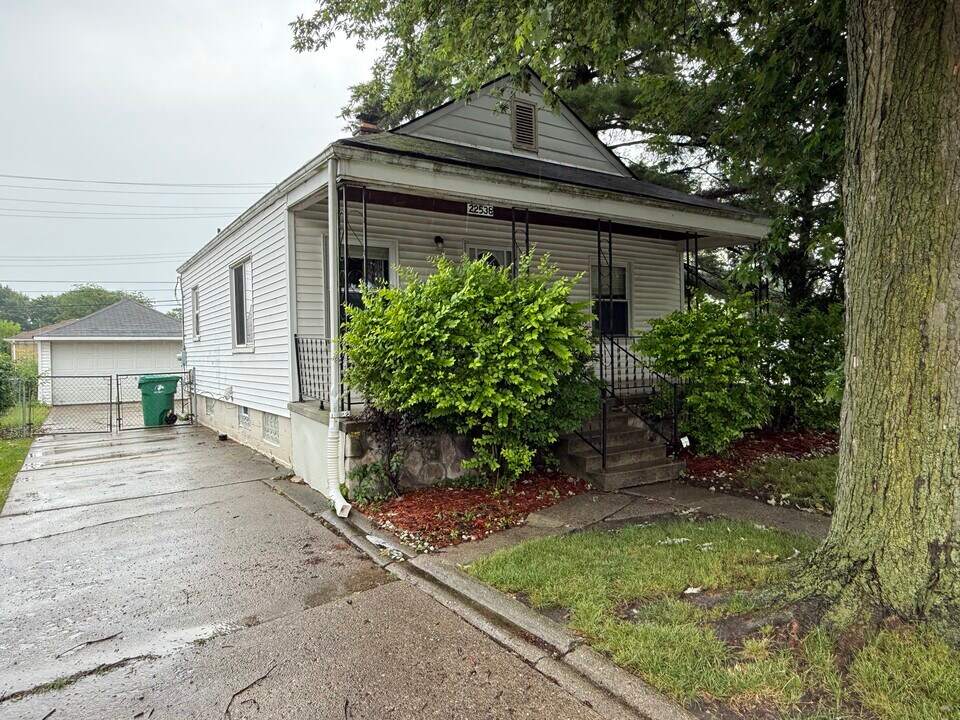 22538 Raven Ave in Eastpointe, MI - Building Photo