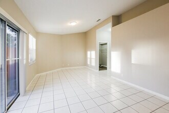 4792 NW 5th Pl in Coconut Creek, FL - Foto de edificio - Building Photo