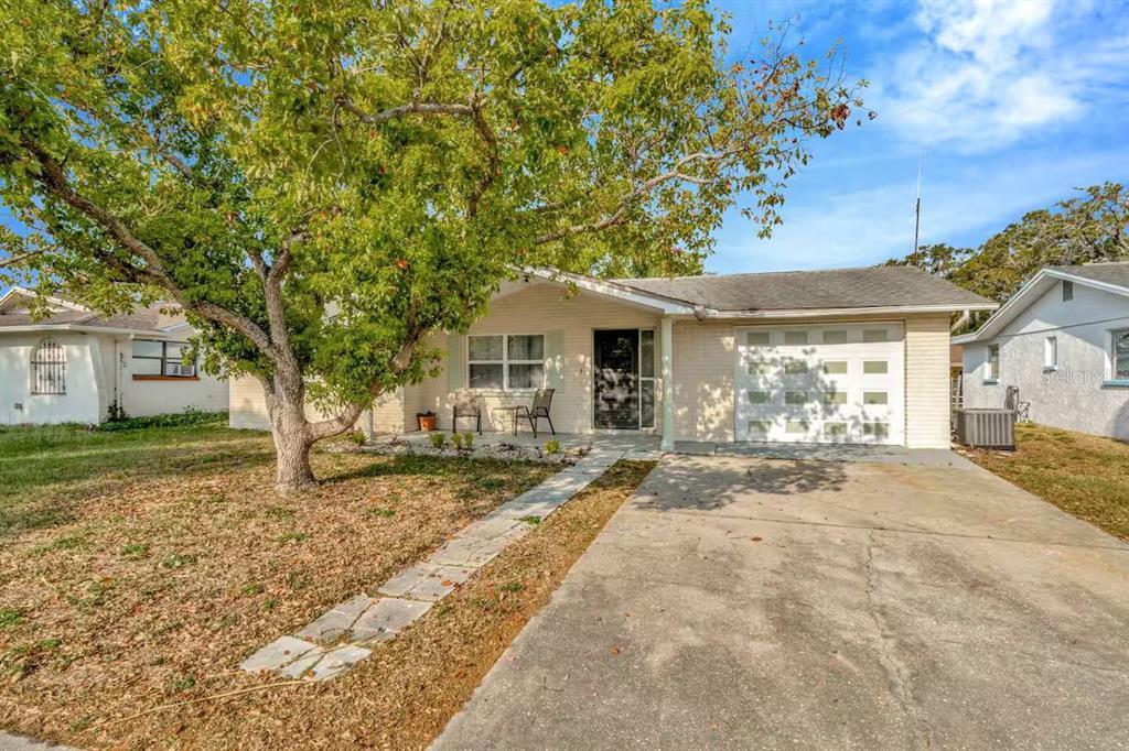8937 Catalina Dr in Port Richey, FL - Building Photo