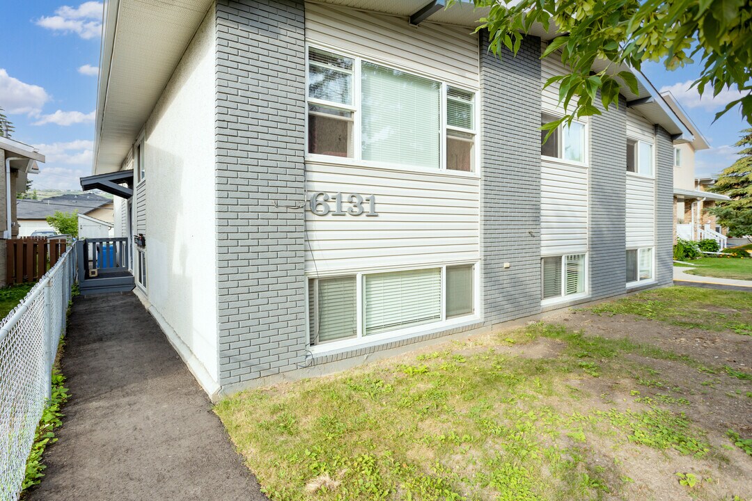 6131 Bowness Rd NW in Calgary, AB - Building Photo