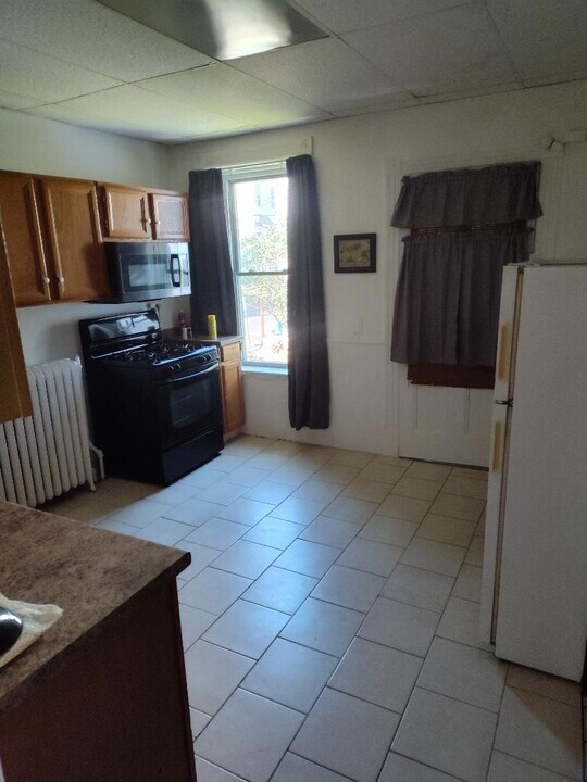 35 Brunswick Ave, Unit Walt in Troy, NY - Building Photo