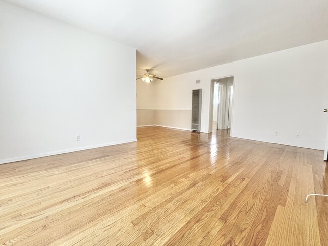 1124 S Holt Ave in Los Angeles, CA - Building Photo - Building Photo