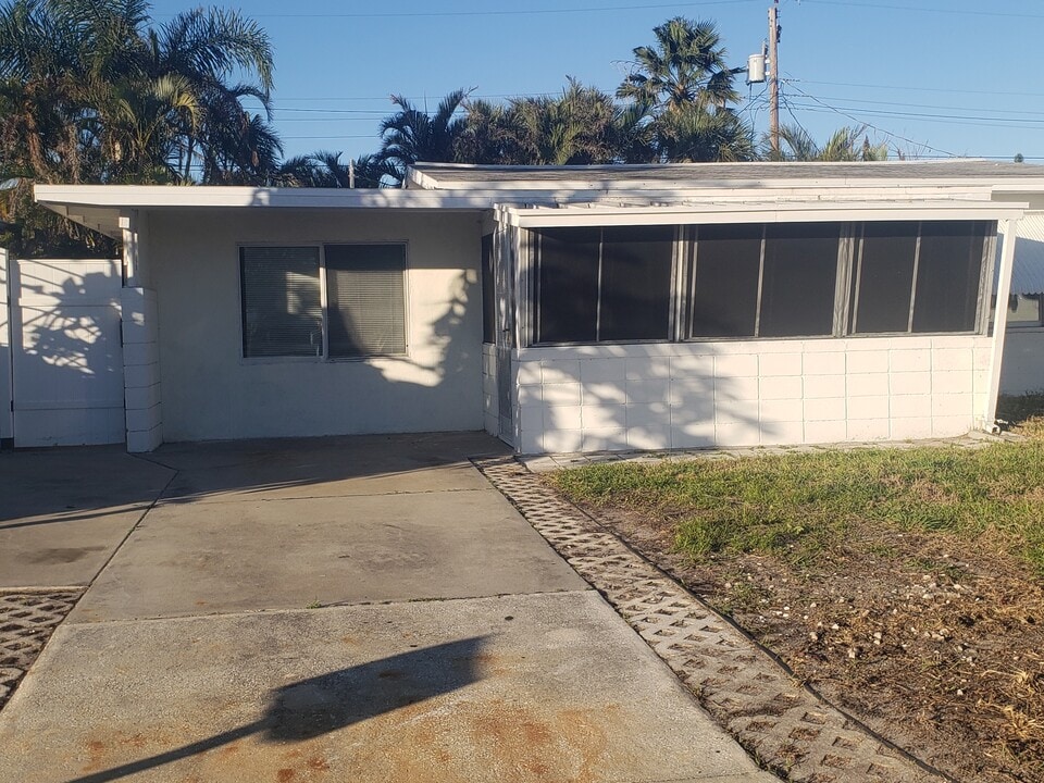 7125 14th Ave S in South Pasadena, FL - Building Photo