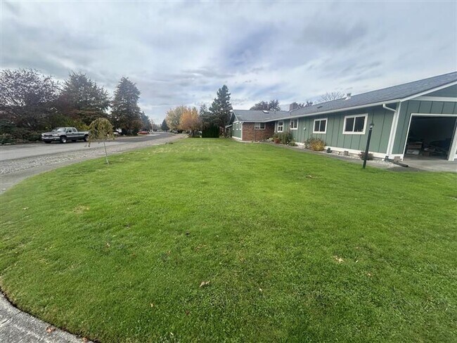 209 E 3rd St in Everson, WA - Building Photo - Building Photo