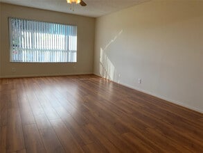 10038 Twin Lakes Dr in Coral Springs, FL - Building Photo - Building Photo