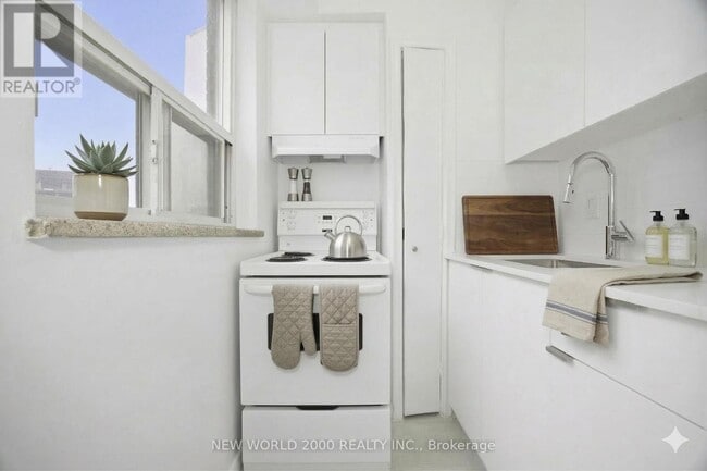 88 Bernard Ave in Toronto, ON - Building Photo - Building Photo