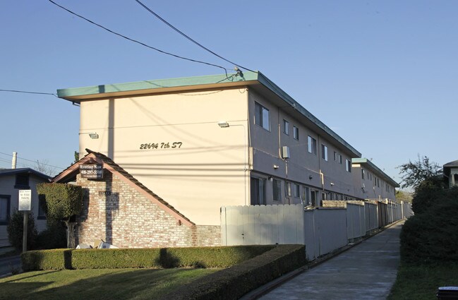 7th Street Apartments in Hayward, CA - Foto de edificio - Building Photo