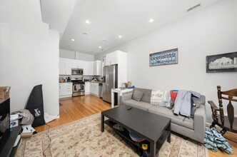 2215 W Medill Ave in Chicago, IL - Foto de edificio - Building Photo