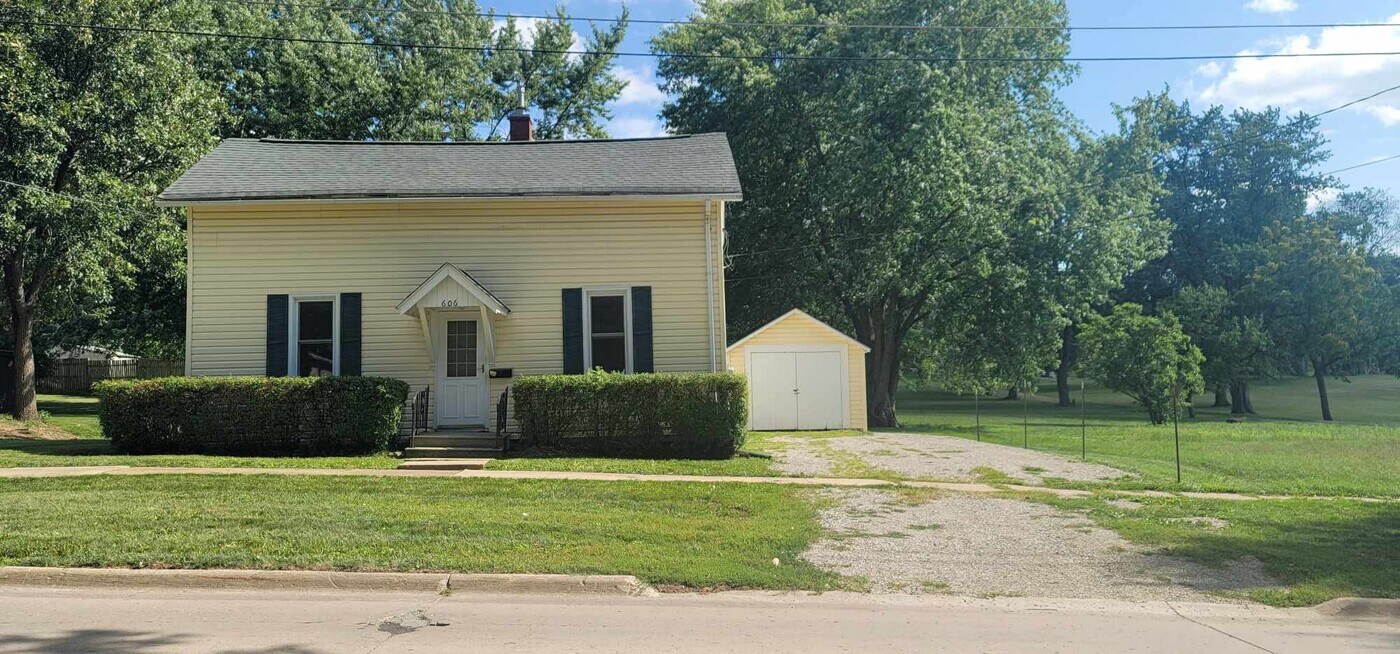 606 W Jefferson Ave in Fairfield, IA - Foto de edificio