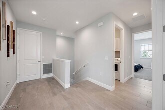 2603 Seychelles Cir in Naples, FL - Foto de edificio - Building Photo