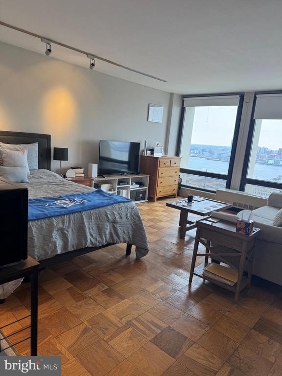 200 Locust St in Philadelphia, PA - Building Photo - Building Photo