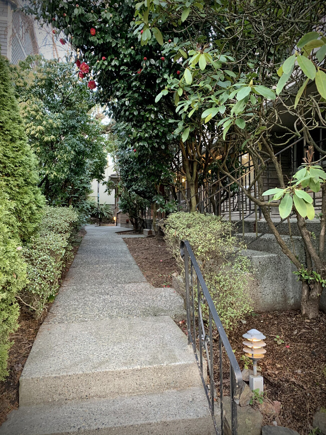 922 10th Ave E, Unit #6 in Seattle, WA - Building Photo - Building Photo