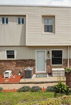 123 Oakwood Rd in Charleston, WV - Building Photo