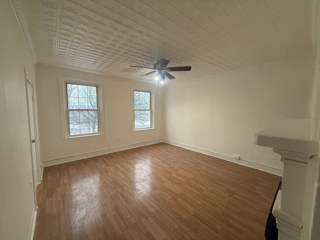 37 Harmony St, Unit FL 2 in Cohoes, NY - Foto de edificio - Building Photo