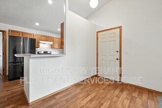 5827 Orchid Wy S in Boise, ID - Building Photo - Building Photo