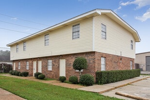 8897 Richmond Dr in La Place, LA - Building Photo