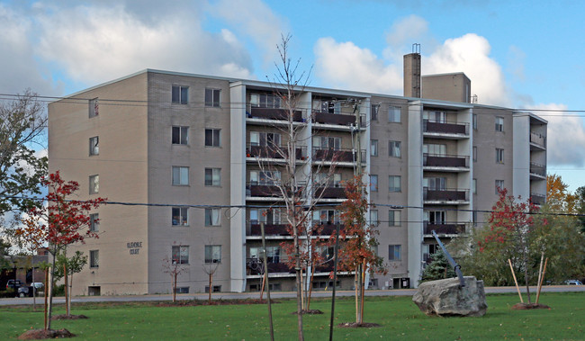 Glendale Court in St Catharines, ON - Building Photo - Building Photo