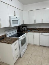 5161 Collins Ave, Unit 1717 in Miami Beach, FL - Building Photo - Building Photo