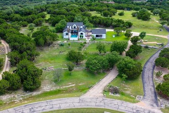 1128 Thurman Bluff Dr in Spicewood, TX - Foto de edificio - Building Photo