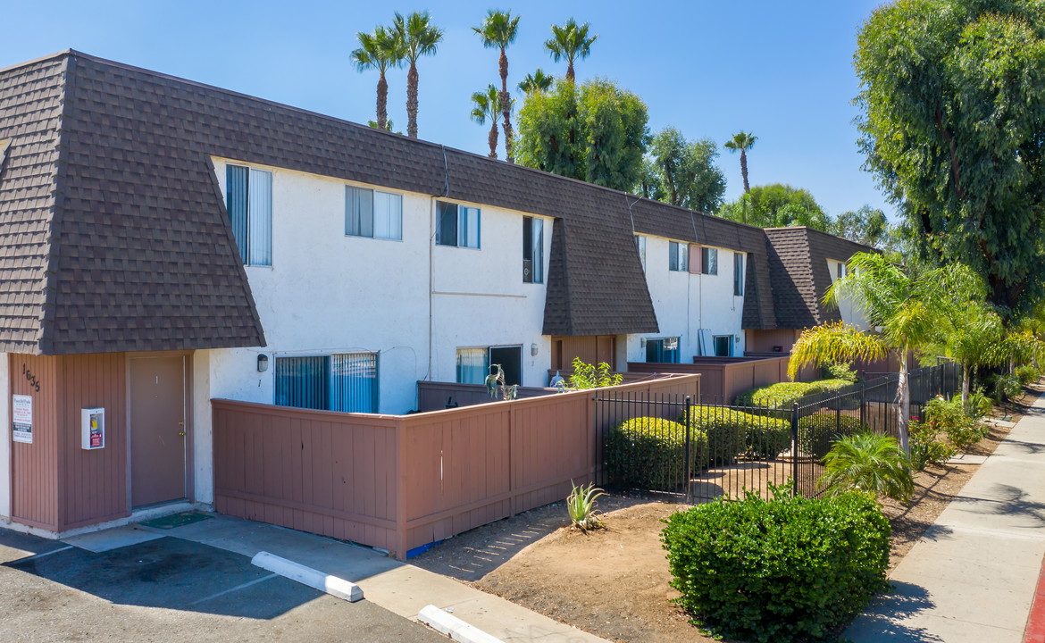 Paseo del Prado in Escondido, CA - Building Photo